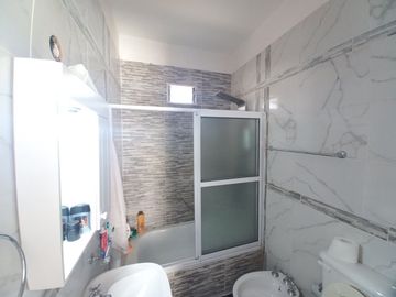 Casa Lote Propio: 4 Suites, 2 Cocheras y Seguridad