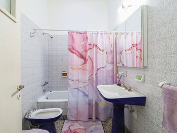 Venta casa 3 amb, terraza, patio, coch. Avellaneda