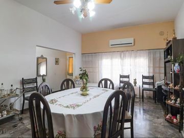 Venta casa 3 amb, terraza, patio, coch. Avellaneda