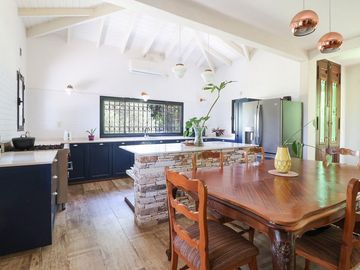 BARRIO EL CAZADOR VENTA CASA 4 AMB PILETA2 LOTES