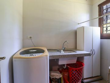 BARRIO EL CAZADOR VENTA CASA 4 AMB PILETA2 LOTES