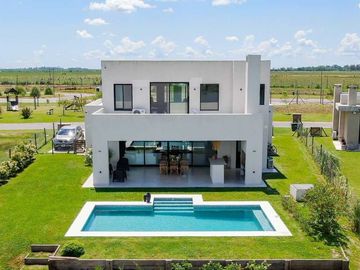 Venta Casa vista laguna 4 ambientes San Sebastián