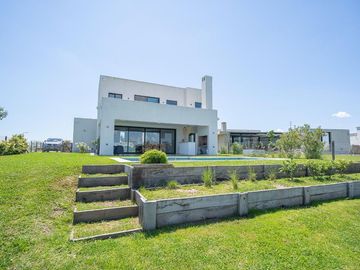 Venta Casa vista laguna 4 ambientes San Sebastián