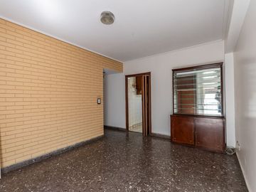 AMPLIO 6 AMB. V. MITRE, DOS BALCONES APTO PROFES.