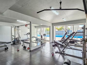 2 AMB. BALCON, COCHERA PILETA GYM APTO PROFESIONAL