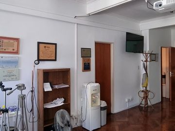 CONSULTORIOS/ OFICINA MICROCENTRO  RENTA /PERMUTA