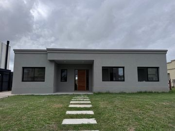 CASA A ESTRENAR 5 AMB. C/PISCINA EL CANTON -NORTE