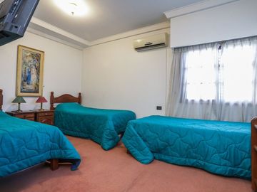 VENTA - CASA TIPO CHALET 5 amb Patio y Cochera