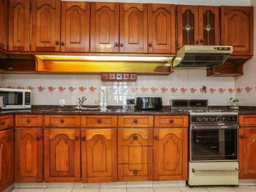 VENTA - CASA TIPO CHALET 5 amb Patio y Cochera