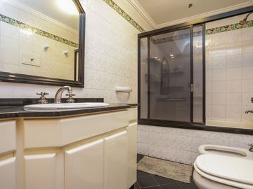 VENTA - CASA TIPO CHALET 5 amb Patio y Cochera