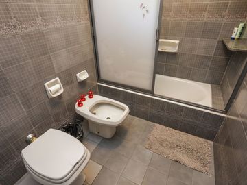 VENTA - CASA TIPO CHALET 5 amb Patio y Cochera