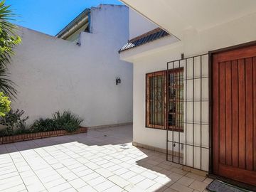 VENTA - CASA TIPO CHALET 5 amb Patio y Cochera