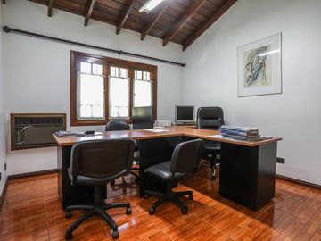 VENTA - CASA TIPO CHALET 5 amb Patio y Cochera