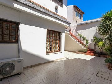VENTA - CASA TIPO CHALET 5 amb Patio y Cochera