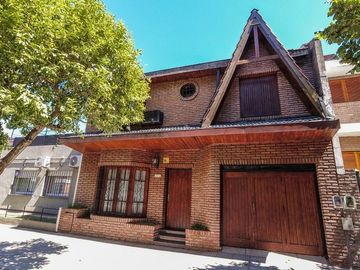 VENTA - CASA TIPO CHALET 5 amb Patio y Cochera