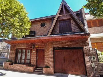 VENTA - CASA TIPO CHALET 5 amb Patio y Cochera
