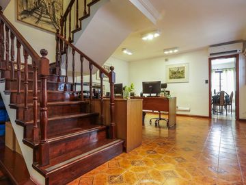 VENTA - CASA TIPO CHALET 5 amb Patio y Cochera
