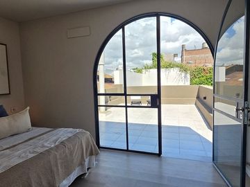 VENTA CASA 4 DORMITORIOS. PATIO Y COCHERA. ABASTO