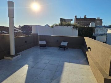 VENTA CASA 4 DORMITORIOS. PATIO Y COCHERA. ABASTO