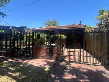 CASA EN VENTA 3 DORMITORIOS CON COCHERA LA FLORIDA