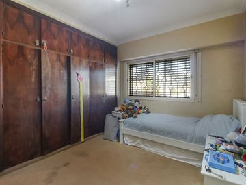 CASA 5 AMBIENTES CON PATIO SAN ANDRES BARRIO GOLF