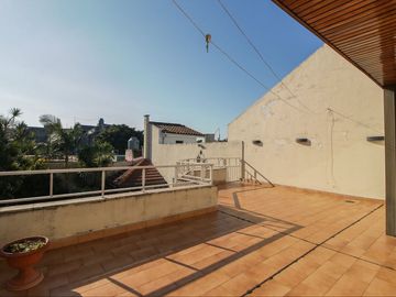 CASA 5 AMBIENTES CON PATIO SAN ANDRES BARRIO GOLF