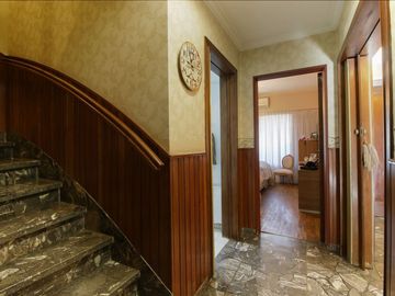 CASA 5 AMBIENTES CON PATIO SAN ANDRES BARRIO GOLF