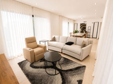 CASA 4 AMBIENTES BARRIO LA ALAMEDA