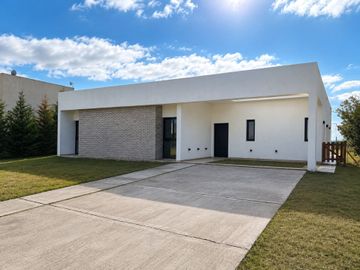 CASA 4 AMBIENTES BARRIO LA ALAMEDA