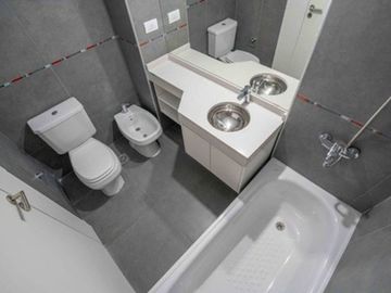 Venta departamento 3 amb. balcón en Pque Patricios