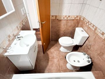 VENTA Depto. 2 amb. Frente c/ balcón. San Martín
