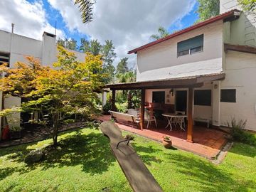 VENTA CASA EN BARRIO CERRAD C.U.B.E FRENTE AL LAGO