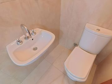 Depto de 2 ambientes con cochera y 2 baños