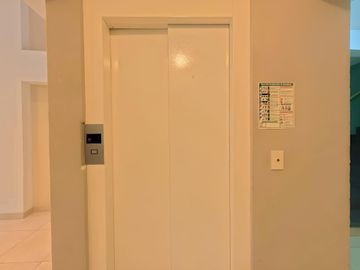 Depto de 2 ambientes con cochera y 2 baños