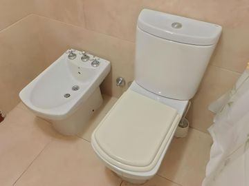 Depto de 2 ambientes con cochera y 2 baños