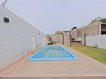 CASA 4 AMB EN VENTA EN VICTORIA, JARDIN Y PILETA