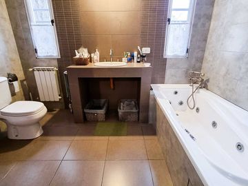 casa en venta 6 ambientes pileta quincho castelar