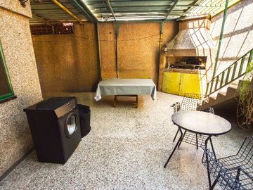 VENTA CASA 2 DORMITORIOS, COCHERA ECHESORTU