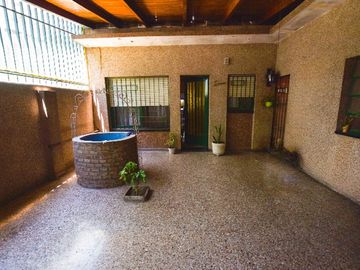 VENTA CASA 2 DORMITORIOS, COCHERA ECHESORTU