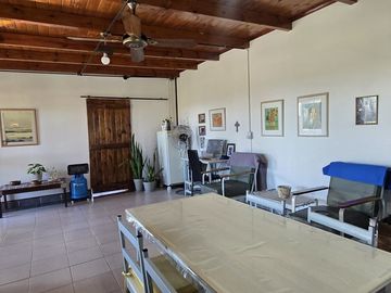 Venta casa dos dormitorios, pileta, Albarellos