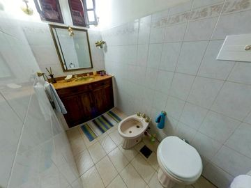 VENTA CASA 4 DORMITORIOS ESTILO COLONIAL C/ PILETA