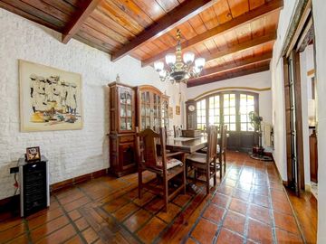 VENTA CASA 4 DORMITORIOS ESTILO COLONIAL C/ PILETA