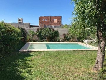 Casa 2 Dormitorios Jardín y Pileta Campiñas Piñero