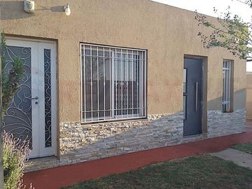 Casa 2 Dormitorios Jardín y Pileta Campiñas Piñero