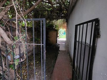 Casa 2 dormitorios, cochera,fondo parquizado Perez