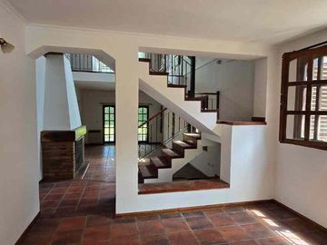 Venta Casa 4 dormitorios, jardín cochera Fisherton