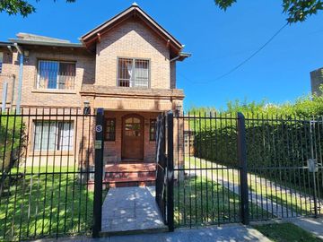 Venta Casa 4 dormitorios, jardín cochera Fisherton