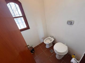 VENTA CASA 3 DORM Y ESCRITORIO NUEVO POETA C/PILET