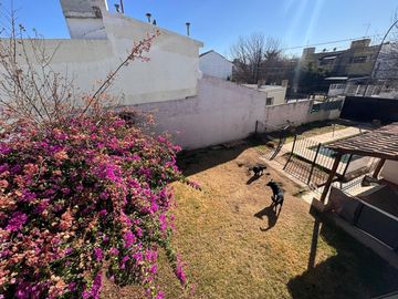 VENTA CASA 3 DORM Y ESCRITORIO NUEVO POETA C/PILET
