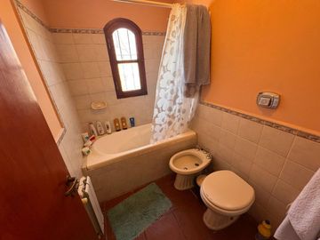 VENTA CASA 3 DORM Y ESCRITORIO NUEVO POETA C/PILET
